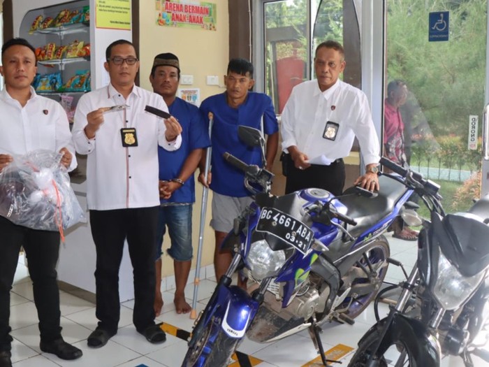 Kedua tersangka pembunuhan petani di Musi Rawas diamankan polisi. (Foto. Istimewa)