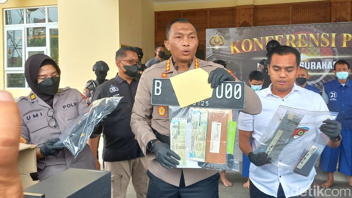 Pelaku pembuat STNK palsu ditangkap di Solo, ternyata punya grup WA pemain kendaraan bodong.