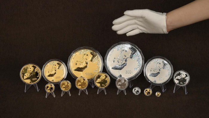 Penampakan Koin Panda Emas China yang Dirilis 2023 BEIJING, CHINA - OCTOBER 25: In this photo illustration, panda commemorative coins are displayed on October 25, 2022 in Beijing, China. The People's Bank of China (PBOC) will issue a set of gold and silver coins featuring giant pandas on October 26. (Photo by VCG/VCG via Getty Images)