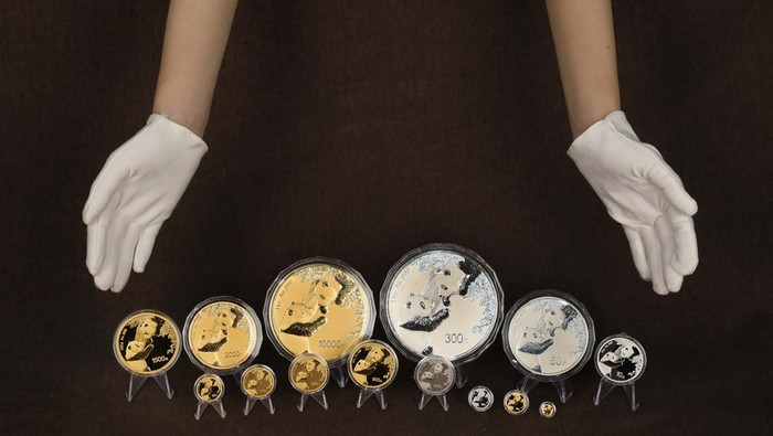 Penampakan Koin Panda Emas China yang Dirilis 2023 BEIJING, CHINA - OCTOBER 25: In this photo illustration, panda commemorative coins are displayed on October 25, 2022 in Beijing, China. The People's Bank of China (PBOC) will issue a set of gold and silver coins featuring giant pandas on October 26. (Photo by VCG/VCG via Getty Images)