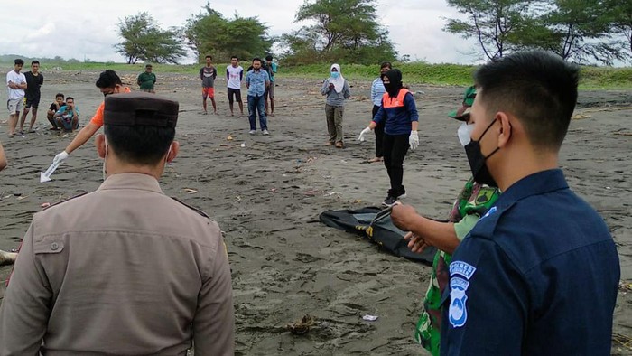 Penemuan mayat pria bercelana kolor di Pantai Kebumen