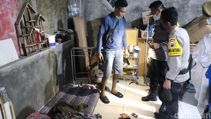 Polisi saat melakukan olah TKP di lokasi kejadian penganiayaan bos salon.