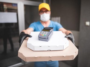 Gegara Salah Antar, 5 Orang Ini Tega Lahap Makanan hingga Bayar Denda