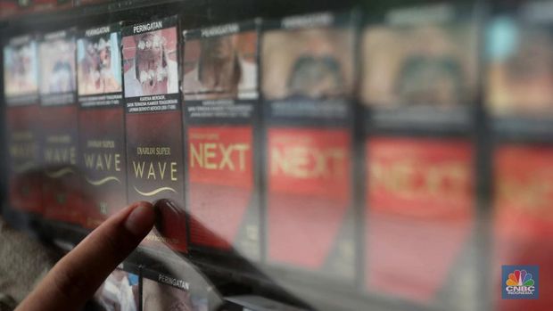 Pedagang menata rokok di warung eceran di Warung Dua Saudara Pejaten, Jakarta, Rabu, (26/10). Naiknya tarif cukai rokok dari waktu ke waktu, membuat sejumlah orang memilih alternatif rokok dengan harga murah. Ghofar pemilik warung eceran menjual berbagai macam Merk rokok mengatakan biasanya orang yang beralih rokok itu karena mencari harga yang lebih murah dengan jenis yang sama. (CNBC Indonesia/ Muhammad Sabkik)