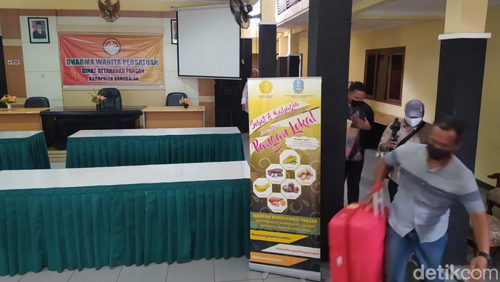 Penyidik KPK menggeledah sejumlah kantor dinas Pemkab Bangkalan