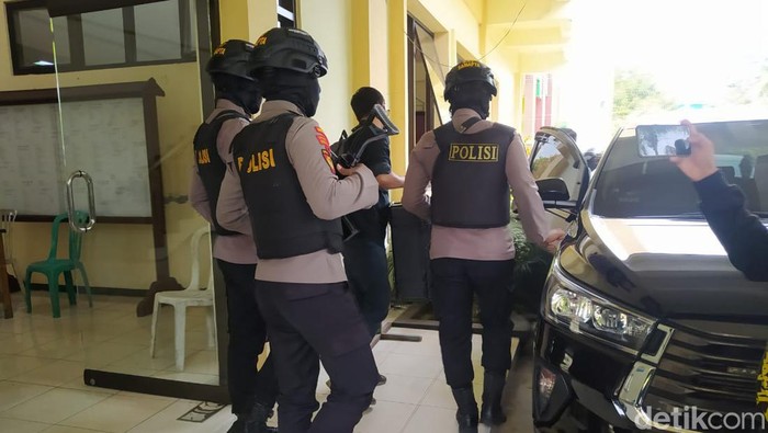 Penyidik KPK menggeledah sejumlah kantor dinas Pemkab Bangkalan