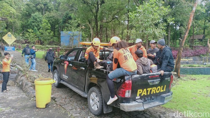 Petugas berangkat mulai mencari Ali Rahmatullah yang hilang di Gunung Lawu