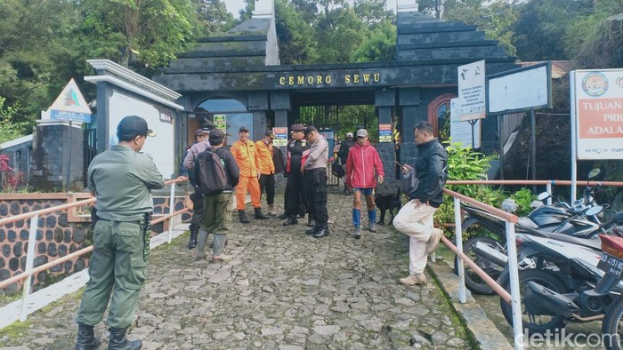 Petugas gabungan SAR sedang melakukan pencarian Peritual Kediri yang hilang di Gunung Lawu