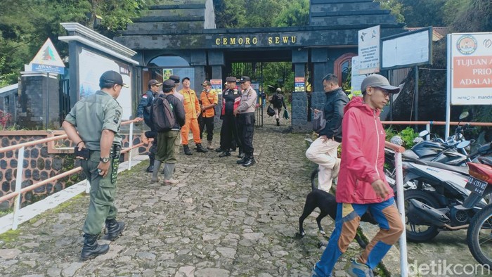 Petugas gabungan SAR sedang melakukan pencarian Peritual Kediri yang hilang di Gunung Lawu