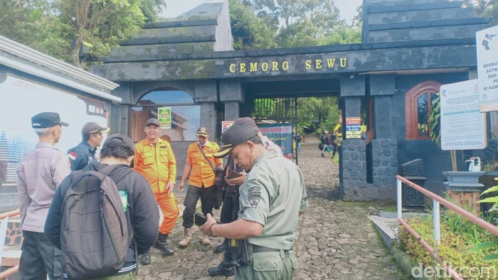 Petugas gabungan SAR sedang melakukan pencarian Peritual Kediri yang hilang di Gunung Lawu