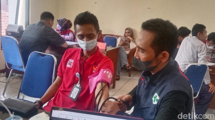 Petugas kesehatan Dinkes Cianjur jemput bola cek kesehatan masyarakat