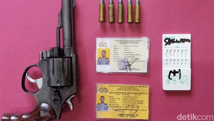 Pistol, KTA dan hasil tes urine Bripda SPM yang ditangkap di Lubuklinggau, Sumsel.