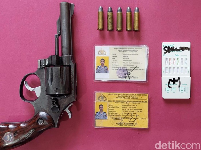 Pistol, KTA dan hasil tes urine Bripda SPM yang ditangkap di Lubuklinggau, Sumsel.