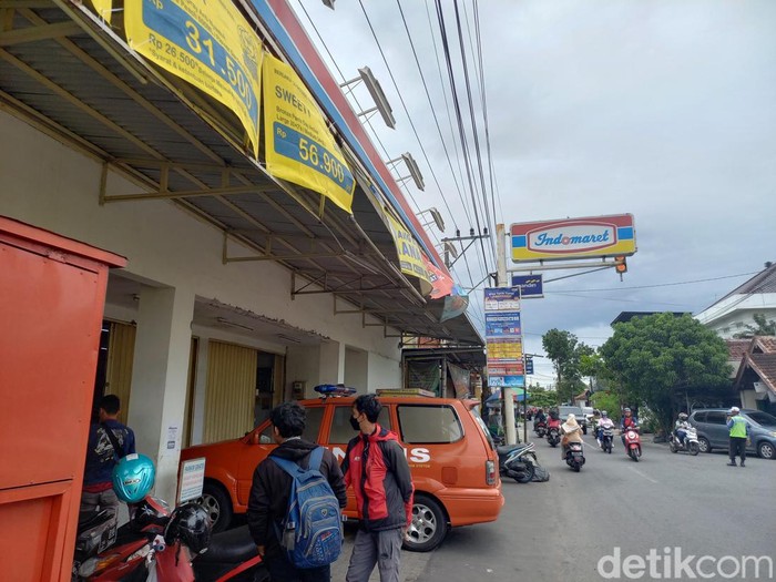 Polisi memeriksa Indomaret di Jalan Pakel, Desa Pakel, Kecamatan Colomadu, Karanganyar, Rabu (26/10/2022) pagi.