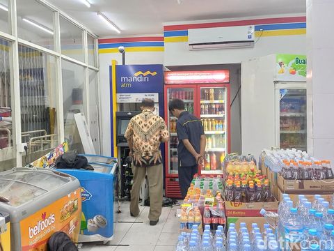 Polisi memeriksa Indomaret di Jalan Pakel, Desa Pakel, Kecamatan Colomadu, Karanganyar, Rabu (26/10/2022) pagi.