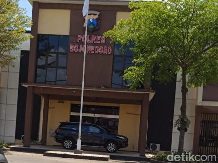 Polres Bojonegoro tempat 3 pelajar MTS sempat ditahan diduga merusak poster cakades
