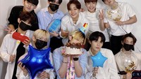  Calon idol K-pop berusia 22 tahun ini, sering cover lagu di media sosial. Di Instagram @OCJnewbies, Zayyan sering rayakan ulang tahun membernya dengan aneka kue enak. Foto: Instagram @OCJnewbies