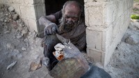 Amou Haji sudah 60 tahun tidak mandi. Namun ketika mandi untuk pertama kali, Haji langsung wafat. (AFP via Getty Images)