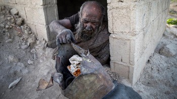 Sebelumnya, disebutkan bahwa Amou Haji sudah lebih dari 60 tahun tidak mandi menggunakan air dan sabun.  Foto: AFP via Getty Images