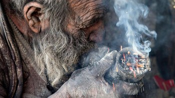 Namun beberapa bulan lalu, warga desa membujuknya untuk melakukan mandi untuk pertama kalinya. Entah kebetulan atau tidak, Haji kemudian meninggal beberapa bulan setelah membasuh dirinya dengan air. Foto: AFP via Getty Images