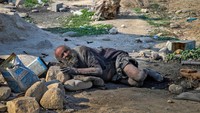 Gaya Amou Haji saat sedang tertidur. Dia hanya tidur beralaskan tanah. (AFP via Getty Images)