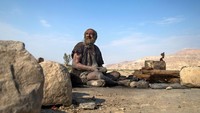 Sebelumnya, rekor waktu terlama tanpa mandi dipegang oleh seorang warga India berusia 66 tahun, Kailash Singh, yang tidak mandi selama 38 tahun, menurut sebuah laporan dari media Iran, The Tehran Times.  