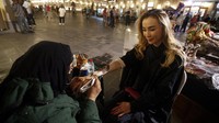 Jasa tato henna juga banyak ditemukan di pasar ini. Terlihat seorang wanita sedang ditato tangannya di Pasar Souq Waqif.