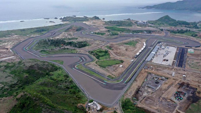 Potret Terkini Sirkuit Mandalika Jelang WSBK 2022 World Superbike Indonesia Round (WSBK) 2022 akan digelar di Pertamina Mandalika Circuit. Intip yuk kondisi sirkuitnya.