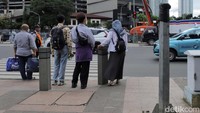 Tampak warga menyeberang di pelican crossing tersebut. Terlihat juga petugas Dishub yang berjaga di lokasi.