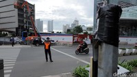 Dia menduga kondisi tiang sudah keropos.
