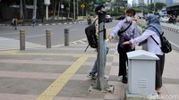 Pantauan di lokasi, Rabu (26/10/2022), tiang rambu yang roboh itu tepatnya di dekat Halte TransJakarta Tosari. Rambu di tiang itu roboh ke trotoar, namun rambu-rambu penyeberangan di tiang itu sudah dievakuasi.