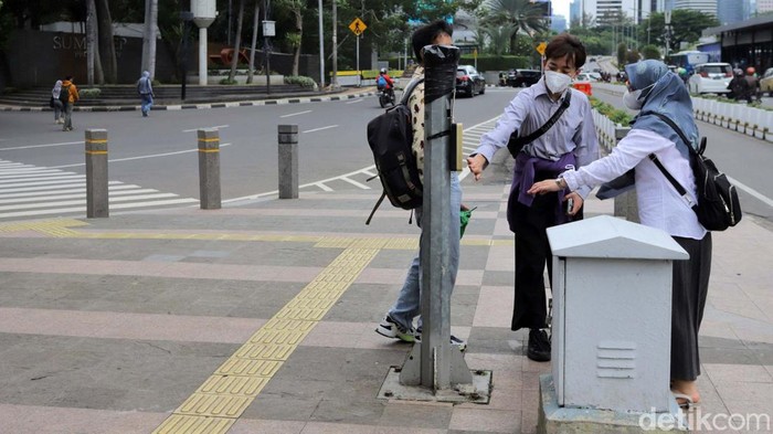 Potret Tiang Rambu Pelican Crossing di Sudirman yang Buntung Tiang rambu penyeberangan orang atau pelican crossing di kawasan Sudirman, Jakarta, roboh. Kini tiang markah penyeberangan itu buntung.