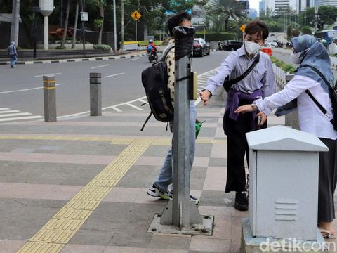 Tiang rambu penyeberangan orang atau pelican crossing di kawasan Sudirman, Jakarta, roboh. Kini tiang markah penyeberangan itu buntung.