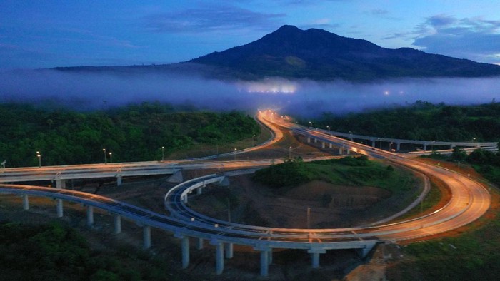 Potret Tol Trans Sumatera yang Sudah Tembus 1.000 Km PT Hutama Karya terus menggenjot pembangunan Jalan Tol Trans Sumatera (JTTS). Perusahaan telah melakukan pembangunan JTTS tahap I sepanjang 1.064 km.