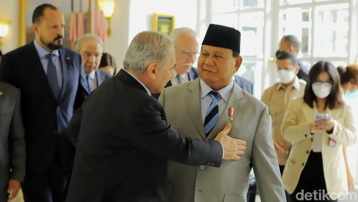 Menteri Pertahanan Prabowo Subianto menyambut kedatangan Perdana Menteri Palestina Mohammad Shtayyeh di Kementerian Pertahanan RI, Jalan Medan Merdeka Barat, Rabu (26/10/2022).
