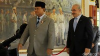 Prabowo dan Mohammad Shtayyeh masuk ke gedung Kementerian Pertahanan RI untuk melakukan pertemuan.