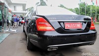 Mohammad Shtayyeh datang ke Kemenhan dengan mengendarai mobil berplat nomor merah bertuliskan Palestina.