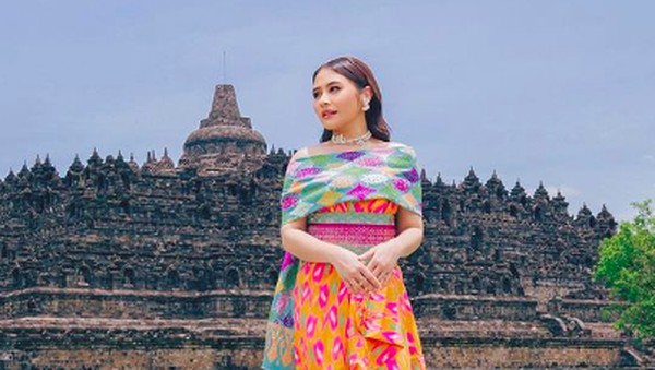 7 Foto Prilly Latuconsina Pakai Tenun, Tampil Elegan dengan Kain Indonesia