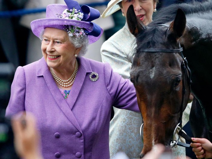 Ratu Elizabeth bersama kudanya yang memenangi Ascot Gold Cup 2013.