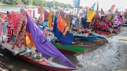 Kemudian perahu-perahu tersebut dipamerkan di tepi sungai Cikoang.  Di dalam perahu, disimpan makanan nasi ketan khas Makassar atau biasa disebut Songkolo dan dihias telur berwarna-warni.