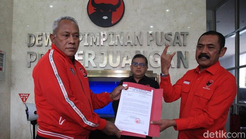 Ketua DPC PDI Perjuangan (PDIP) Kota Solo FX Hadi Rudyatmo atau FX Rudy memenuhi panggilan DPP PDI Perjuangan hari ini, Rabu, (26/10/2022). Pemanggilan itu terkait sanksi karena mendukung Ganjar nyapres.