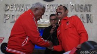 Ketua DPC PDI Perjuangan (PDIP) Kota Solo FX Hadi Rudyatmo atau FX Rudy memenuhi panggilan DPP PDI Perjuangan hari ini, Rabu, (26/10/2022). FX Rudy hadir mengenakan seragam partai di DPP PDIP, Menteng, Jakarta Pusat. FX Rudy kemudian menghadap Sekjen PDIP Hasto Kristiyanto dan Ketua Bidang Kehormatan DPP PDI Perjuangan Komarudin Watubun.