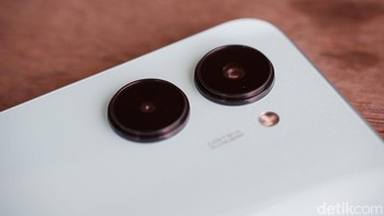 Kamera 50 MP bersanding dengan kamera 2 MP sensor depth.   