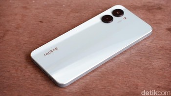 Casing belakang Realme C33 hadir dengan efek cahaya visual dinamis yang mungkin berbeda jika dilihat dari sudut yang berbeda. Dilapisi dengan komposit tekstur pasir berkilauan dan lapisan cerah untuk memberikan efek aliran air yang lebih jernih dan transparan. 