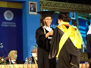 Rektor UGM Wisuda Anak Sendiri, Ini Momen Spesialnya