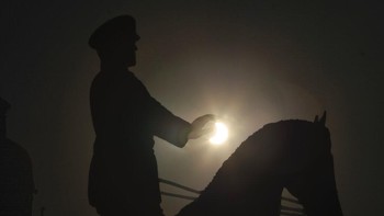 Bulan menutupi sebagian Matahari, selama gerhana Matahari parsial di monumen Marshal Soviet Georgy Zhukov di Moskow, Rusia, Selasa, 25 Oktober 2022. Foto: AP/Victor Berezkin