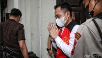 Bripka Ricky disebut jaksa mendukung dan mengetahui rencana Ferdy Sambo untuk merampas nyawa Yosua. Dalam perkara ini, Ricky Rizal didakwa melanggar Pasal 340 KUHP subsider Pasal 338 KUHP juncto Pasal 55 ayat 1 ke-1 KUHP.