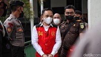 Dalam sidang itu, hakim menolak eksepsi atau putusan sela dari mantan supir dan ajudan Putri Candrawathi tersebut.