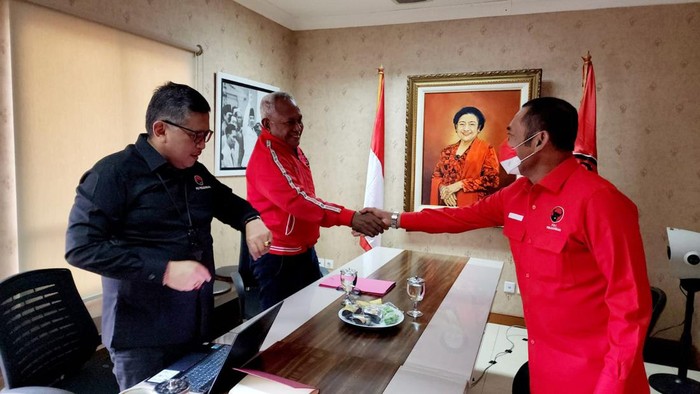 Ketua DPC PDI Perjuangan (PDIP) Kota Solo FX Hadi Rudyatmo atau FX Rudy memenuhi panggilan DPP PDI Perjuangan hari ini. Rudy hadir terkait pernyataannya yang mendukung Gubernur Jawa Tengah (Jateng) Ganjar Pranowo menjadi capres 2024.