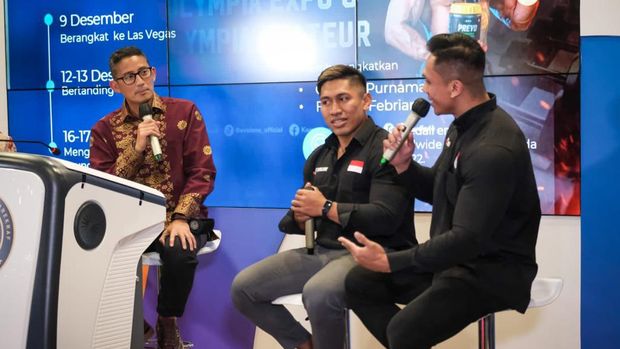 Sandiaga Uno bersama atlet binaraga dalam pertemuan mingguan bersama media di Gedung Sapta Pesona, Jakarta.